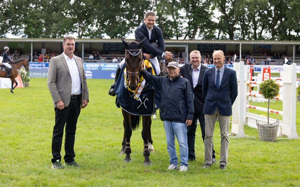 Diarello FRH erholt sich erneut eine weiß-goldene Schärpe.